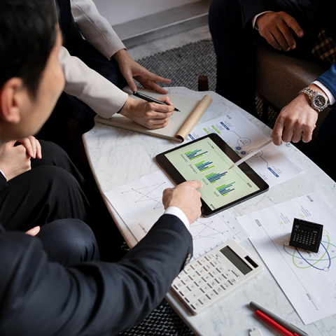 Leading Others: Alignment Under Pressure