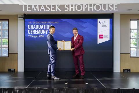 Bernd Pichler receiving his certificate